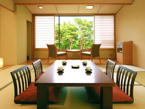 Ruang santai dikelilingi kehijauan - Bilik gaya Jepun sebelah hutan pain