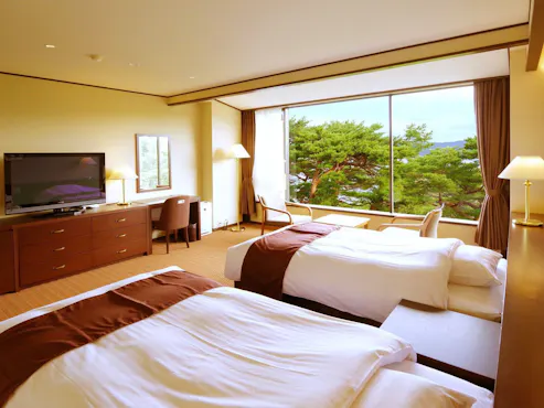 差し込む日差しと風に揺れる赤松を一望でき