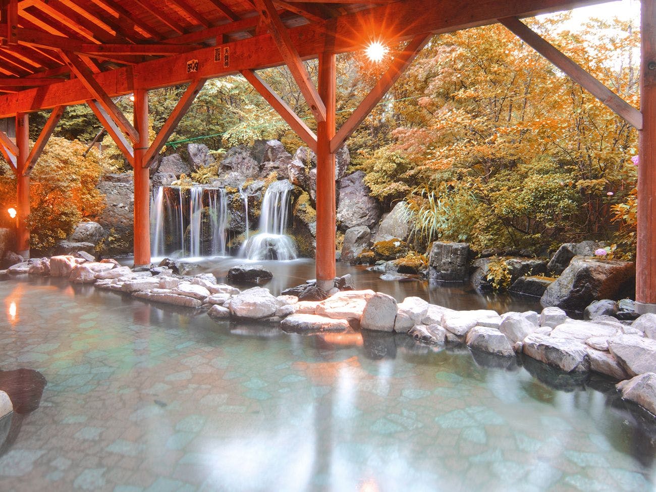 宽敞的露天温泉