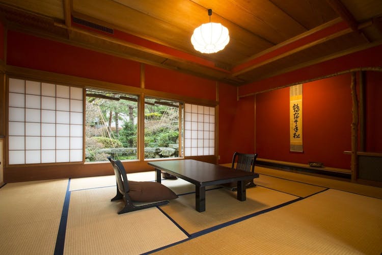 【離れ　弥生】～ひがし茶屋街を見下ろす贅沢な朱（あか）の間～のサムネイル画像