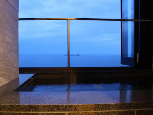 Bangunan baru dengan pemandian setengah terbuka