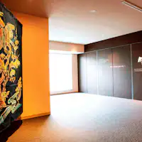 จัดแสดงคากะยูเซ็นที่โถงลิฟต์ของแต่ละชั้น