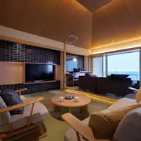 和室にモダンな家具、スイートリビング