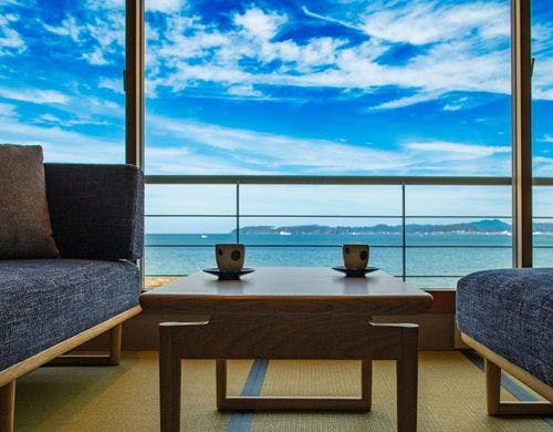 目の前のビーチと海原の景色