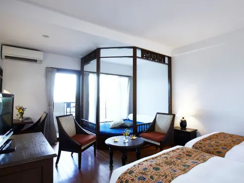 デイベッドを備えた42平米の客室です。