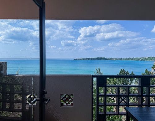 最上階の部屋から目の前のビーチを望む