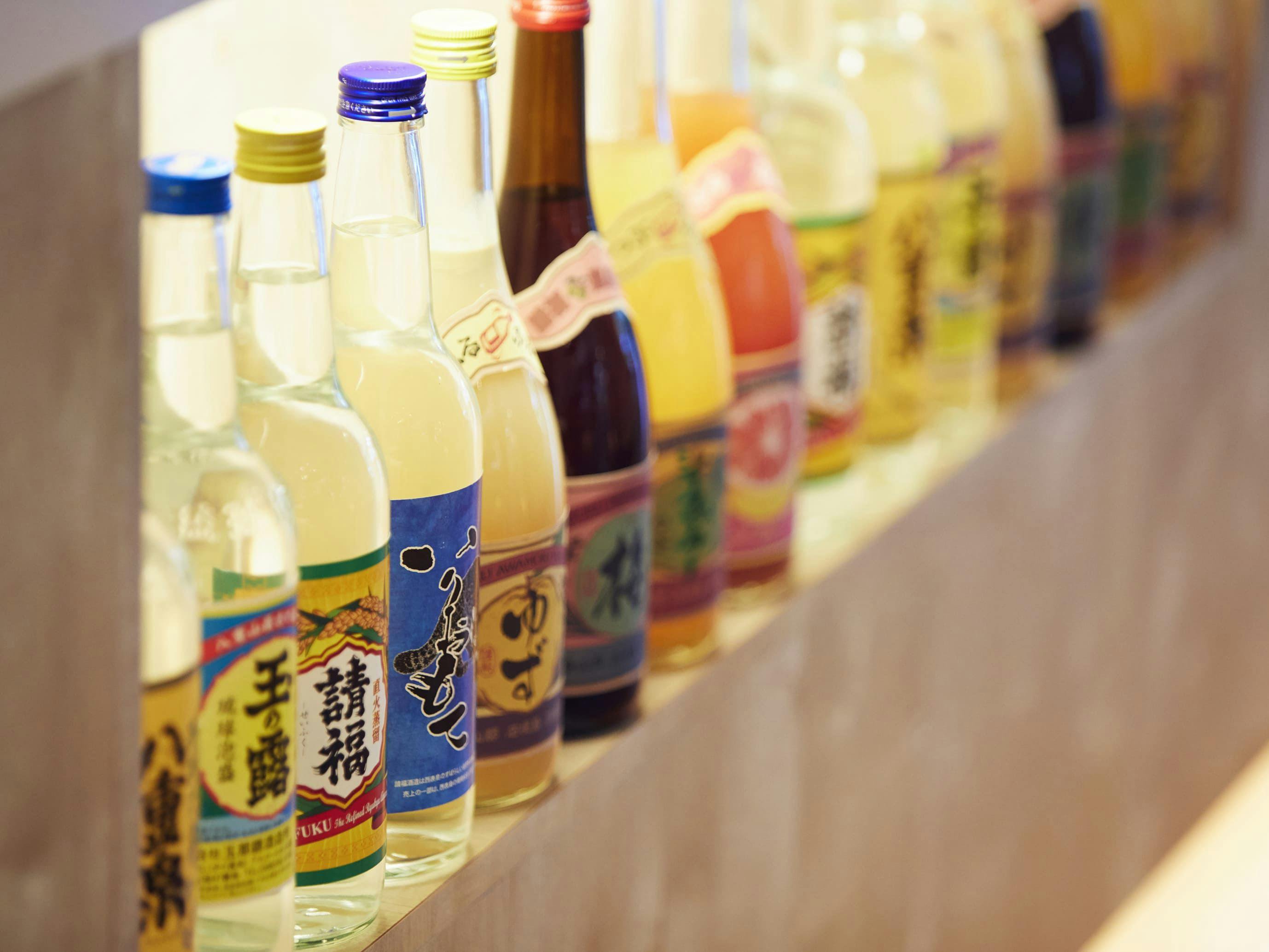 夕食で泡盛の飲み比べを愉しむ