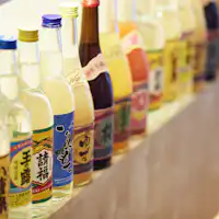 夕食で泡盛の飲み比べを愉しむ