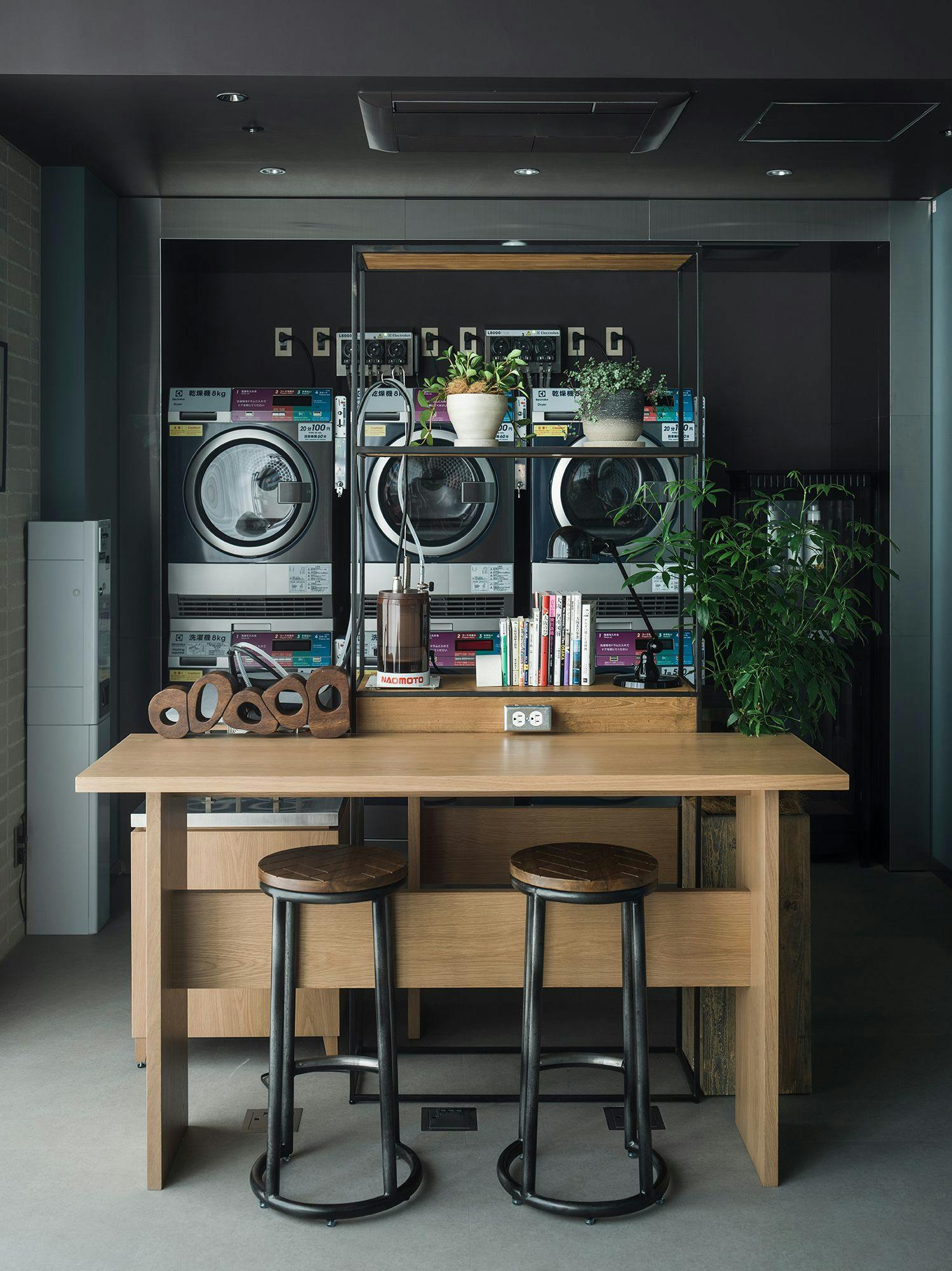 Kamar 001 Mesin cuci koin, setrika, dll.