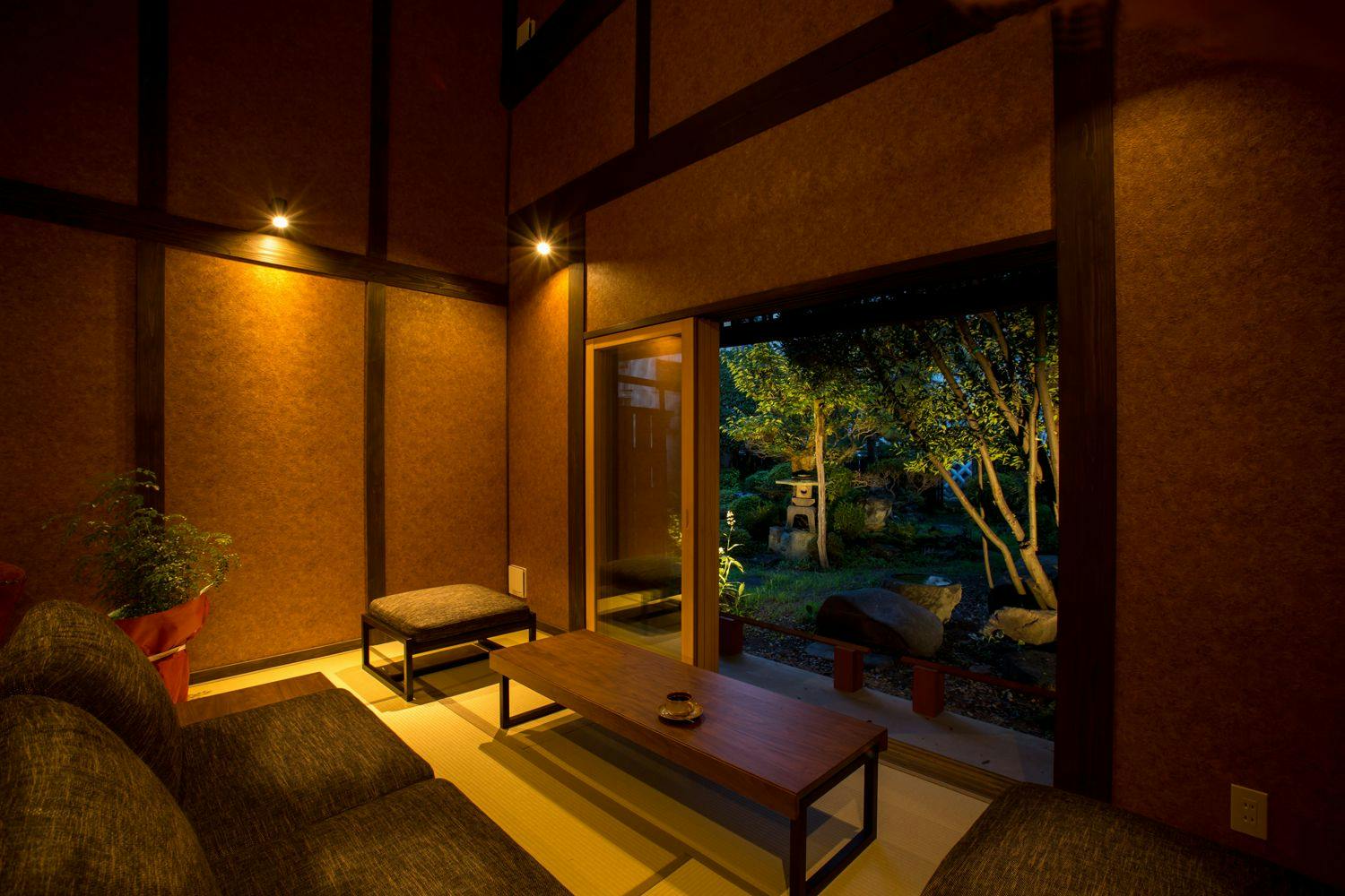 เลานจ์ที่มองเห็นลานภายในของบ้านเก่าคาริตะ