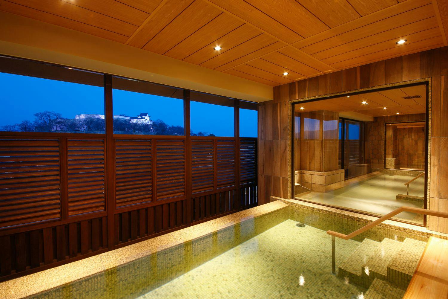 ระหว่างการเข้าพัก น้ำพุร้อนขนาดใหญ่ของโรงแรมกลุ่มให้บริการฟรี