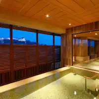 ระหว่างการเข้าพัก น้ำพุร้อนขนาดใหญ่ของโรงแรมกลุ่มให้บริการฟรี