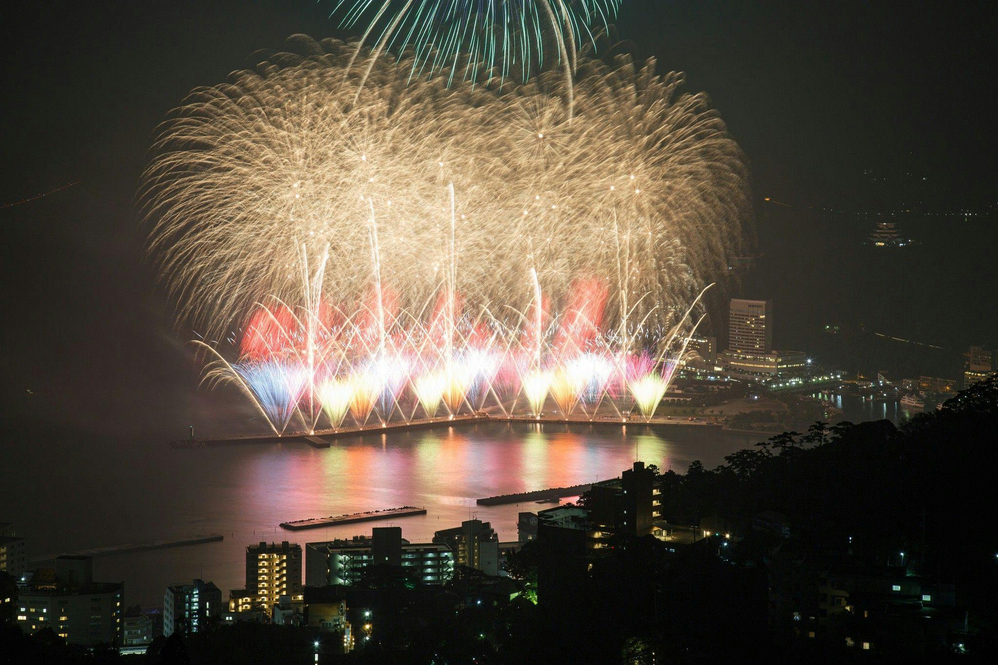 【熱海海上花火大会】お日にち限定！高台から花火を特等席で、お部屋で花火鑑賞（夕朝食付）