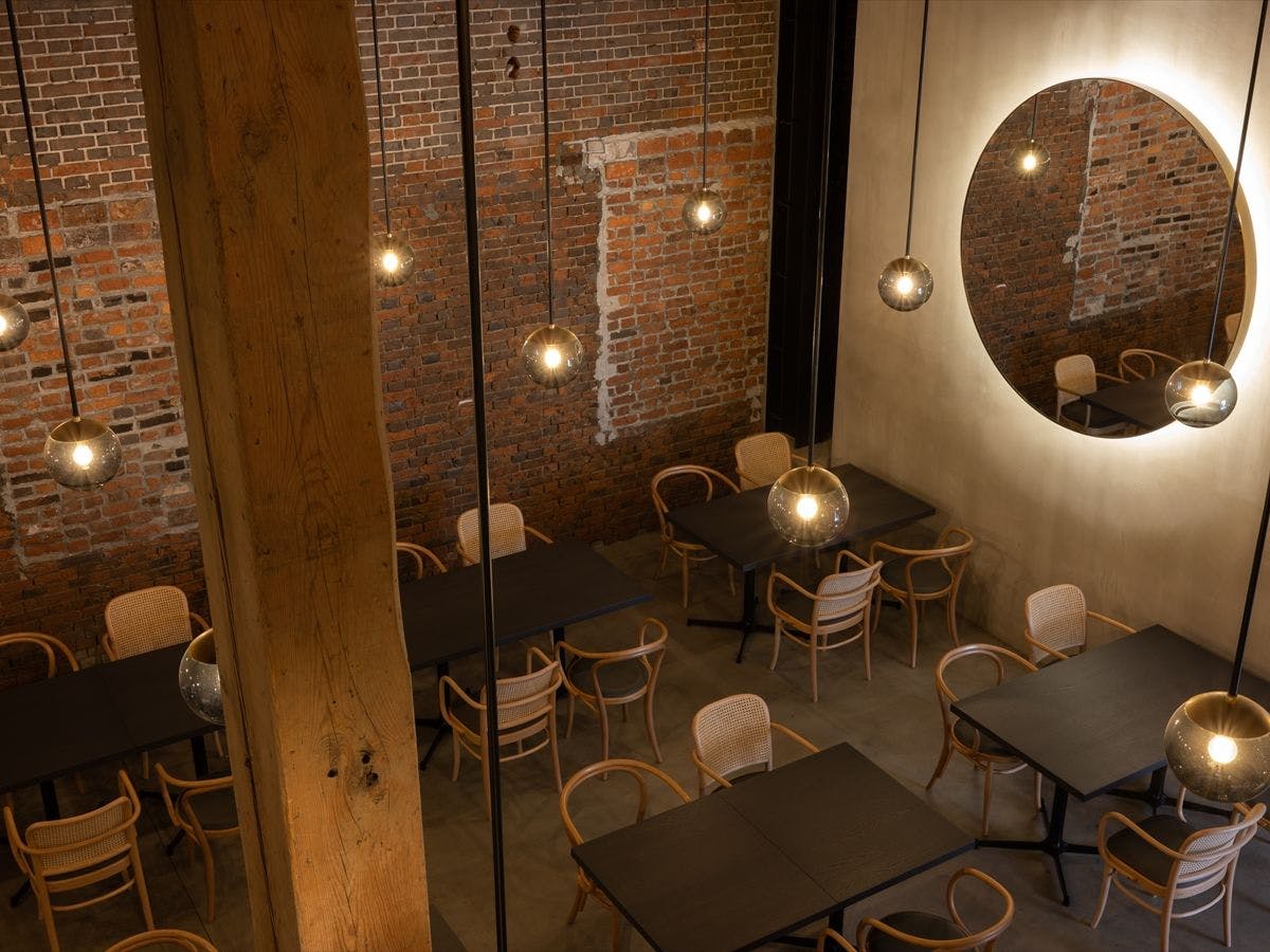 重厚感溢れる赤レンガの風合い、高い天井