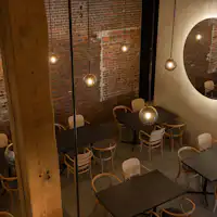 重厚感溢れる赤レンガの風合い、高い天井