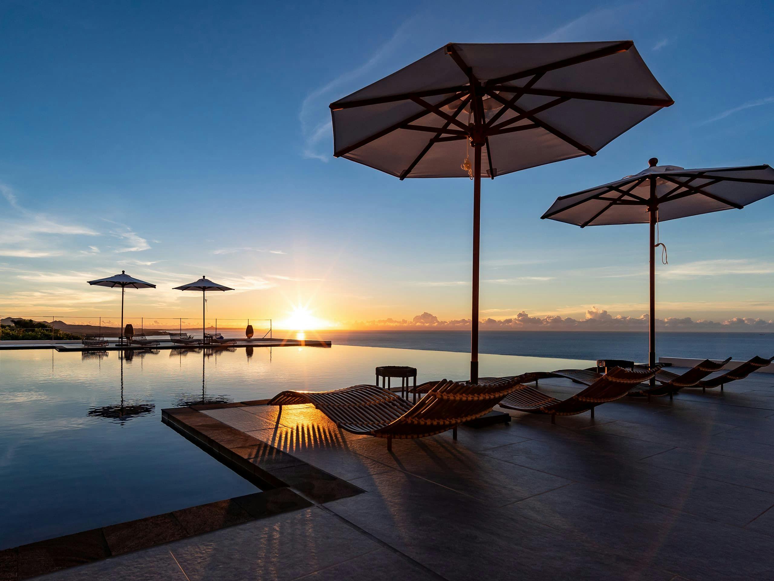 สระว่ายน้ำอินฟินิตี้ฤดูร้อน