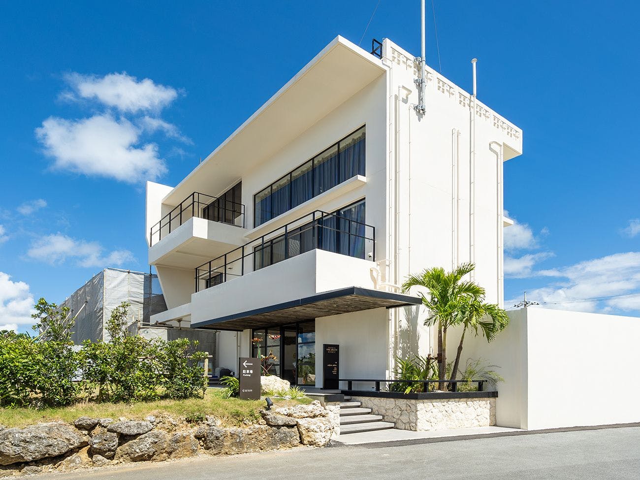 ภายนอกของ Charle Okinawa