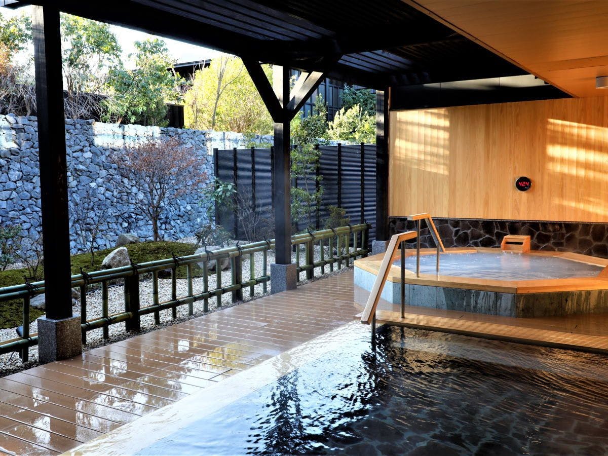 庭園環繞的檜木浴池