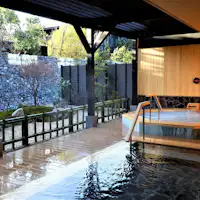 정원이 펼쳐진 히노키 욕조