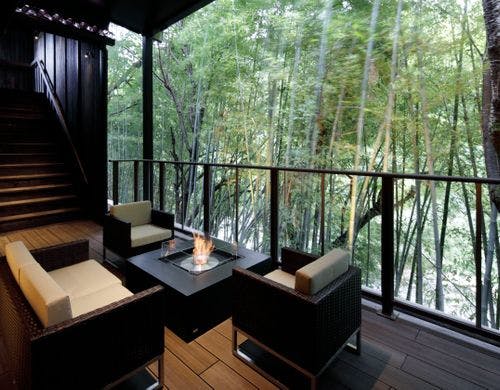 デッキ　安らぎのある暖炉