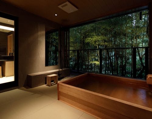 広くてゆったりな檜風呂