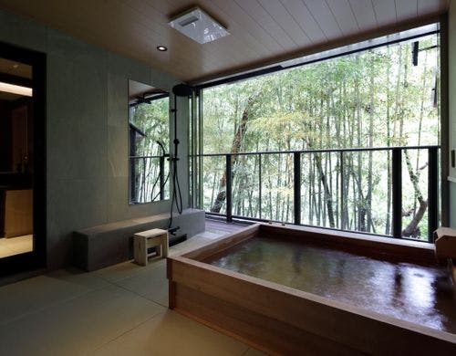 竹林を望む趣ある風景をお楽しみください