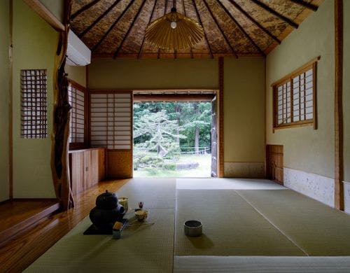 チェックイン前に茶室にてお抹茶を