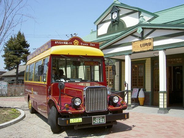 รถบัสในเมือง 'อาคาเบ' และ 'ไฮคาระซัง' สีฟ้า