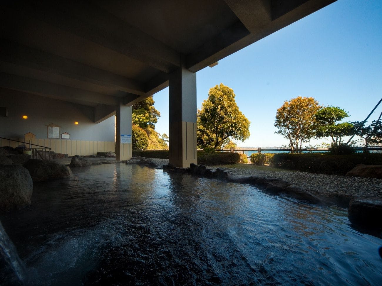 Gambar pemandian air panas terbuka