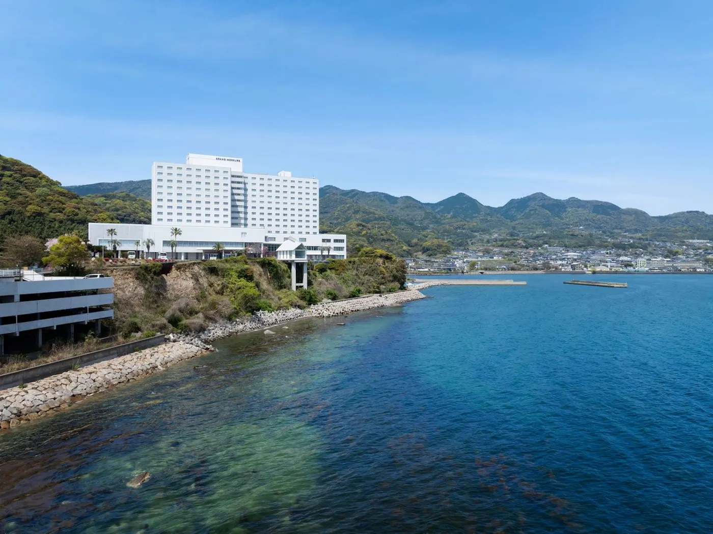 グランドメルキュール別府湾リゾート＆スパ：海辺に建つホテル外観