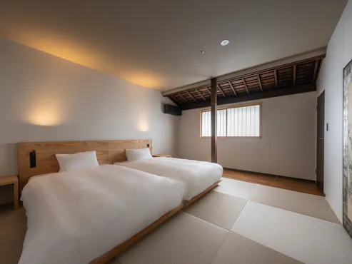 Dinding luar bergaya Bengara dengan tingkap kisi yang menonjol