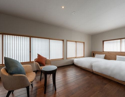 当時の小屋根を残し1・2階出窓の格子が特徴