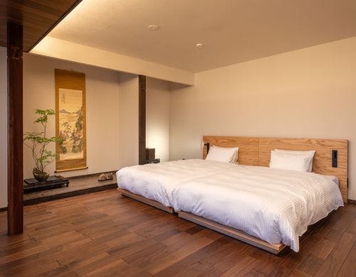 当時の小屋根が残り1・2階出窓の格子が特徴
