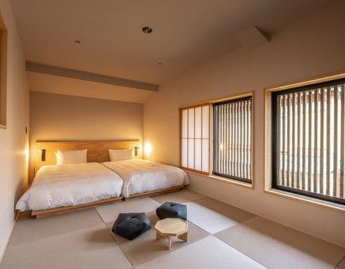 平入、小屋根、袖壁が残る三国らしい外観