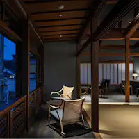 แสงไฟในเมืองส่องสว่างในยามพลบค่ำ