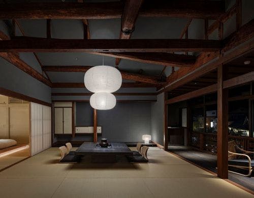 夕暮れに街の灯りが映える