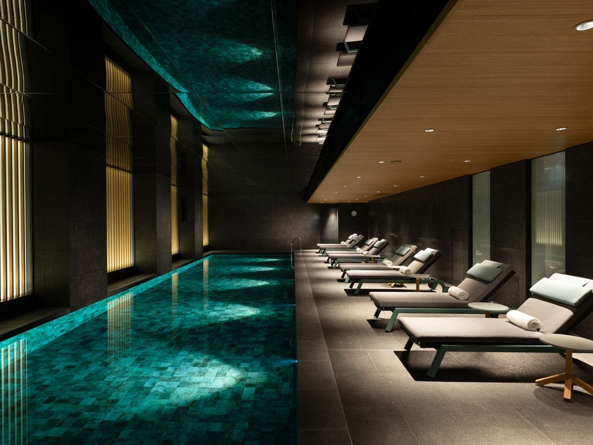 Kolam renang dalam ruangan