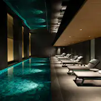 Kolam renang dalam ruangan