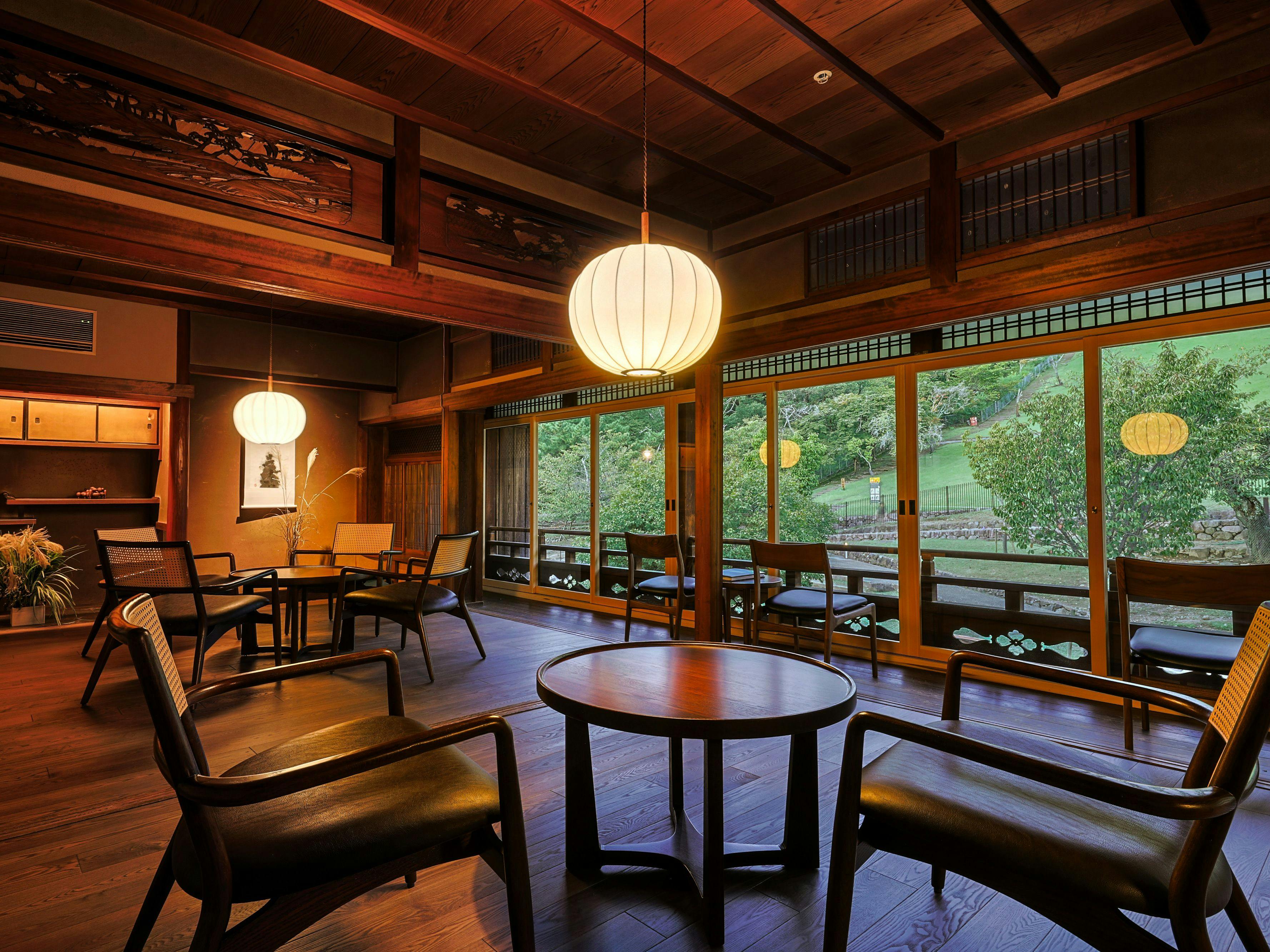 感受若草山四季變遷的休息室