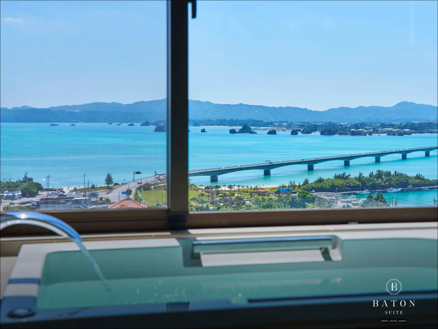 BATON SUITE 沖縄古宇利島:古宇利大橋を望むバスタブ