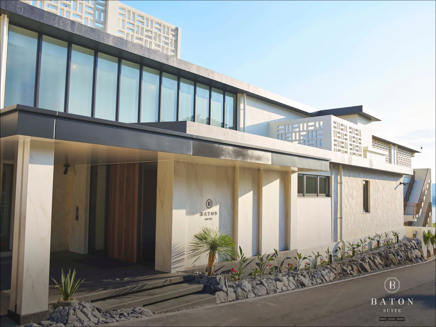BATON SUITE 沖縄古宇利島:ホテルのエントランス