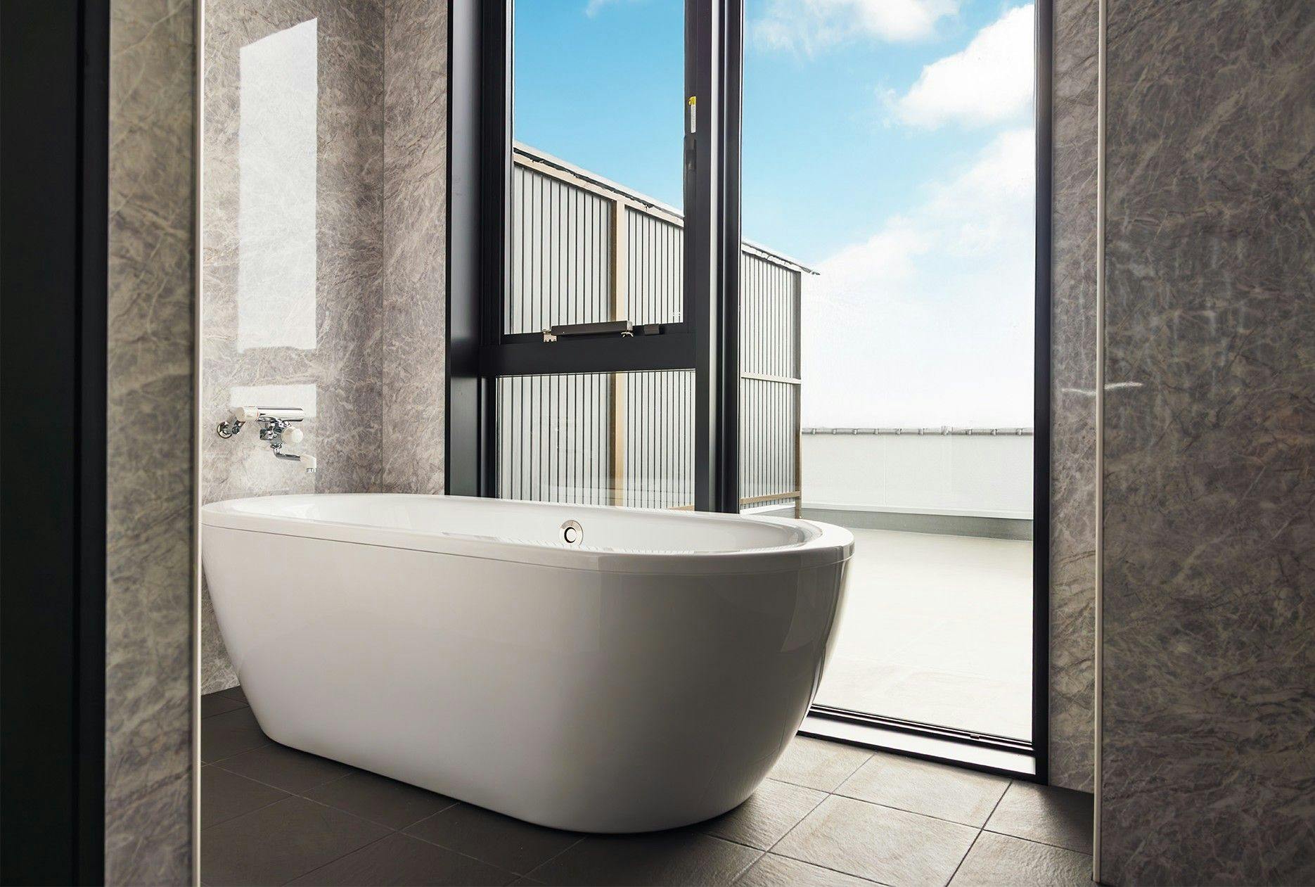 クイーンベッドルームのバスタブ