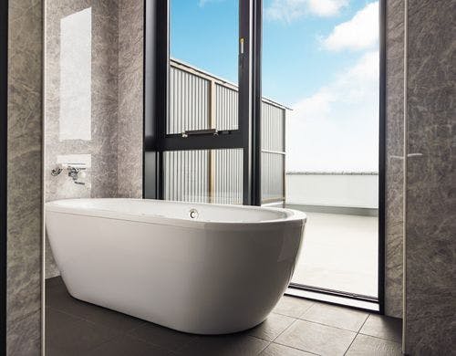 クイーンベッドルームのバスタブ