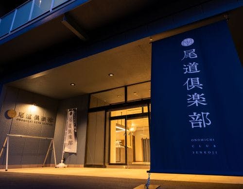 施設エントランス（夜）