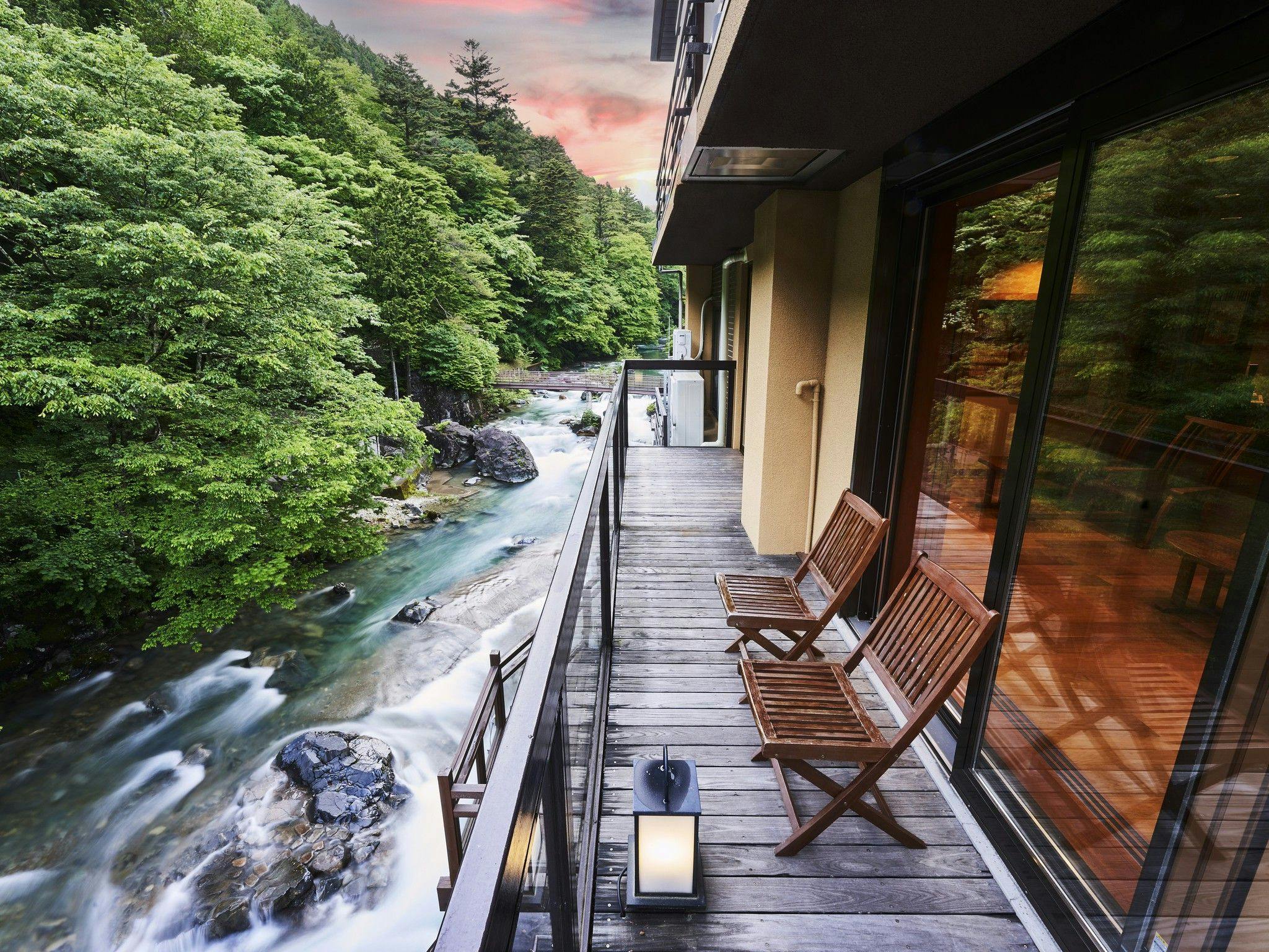 ระเบียงที่มีทิวทัศน์ที่งดงามของแม่น้ำชิมะ