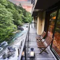 ระเบียงที่มีทิวทัศน์ที่งดงามของแม่น้ำชิมะ