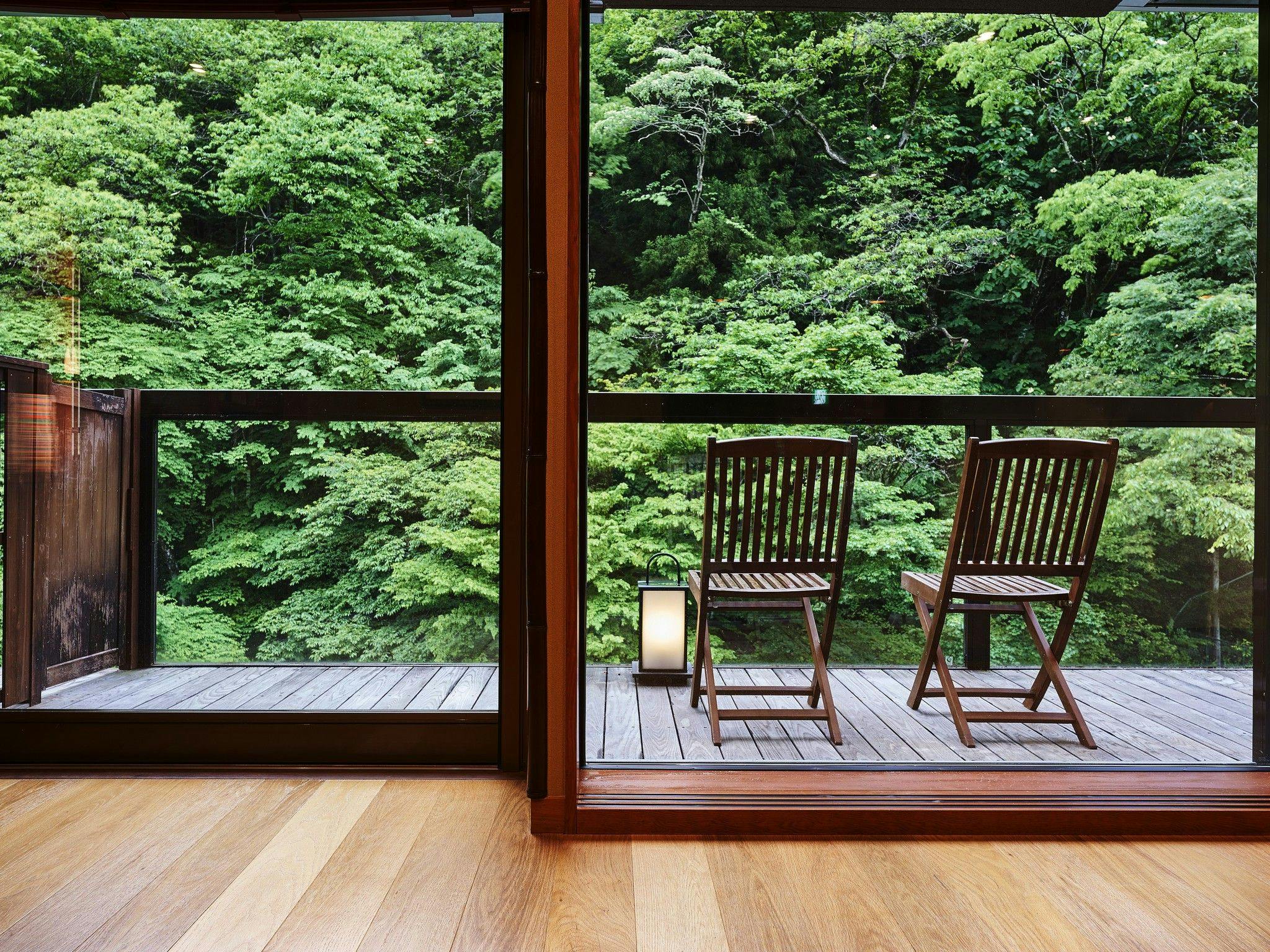 ระเบียงที่มีทิวทัศน์ที่งดงามของแม่น้ำชิมะ