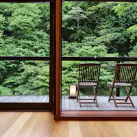 ระเบียงที่มีทิวทัศน์ที่งดงามของแม่น้ำชิมะ