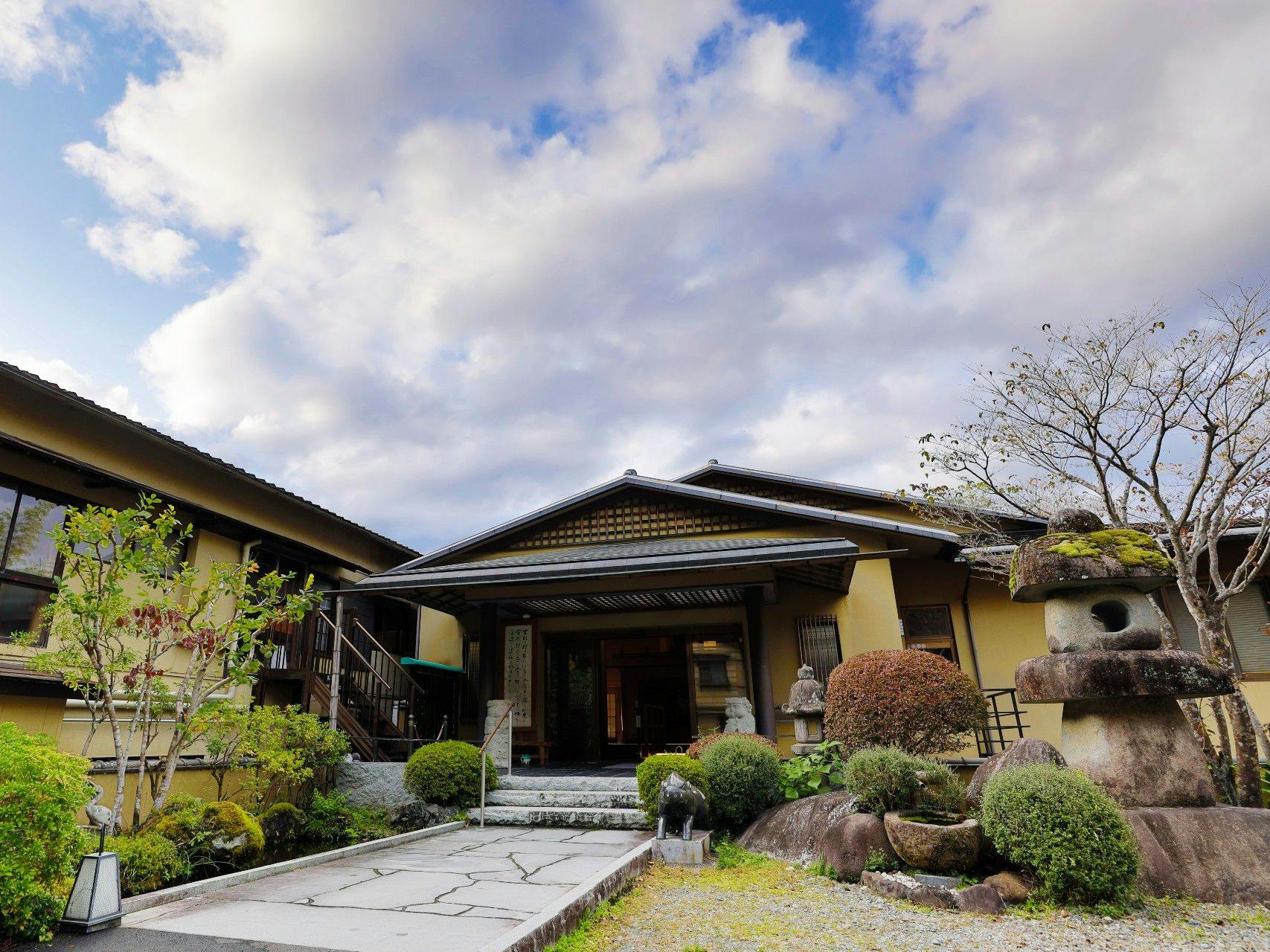 ＜玄関＞414号線から横にそれた先に佇む