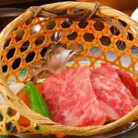 Thịt bò tự hào của Tochigi “bò cao nguyên Kirifuri” nướng trên đĩa gốm